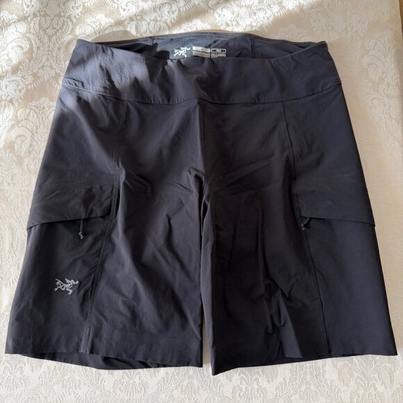 Arc'teryx Pants - ARC'TERYX Black Sabria short womens Indonesia  2 zip pockets - 6 reg